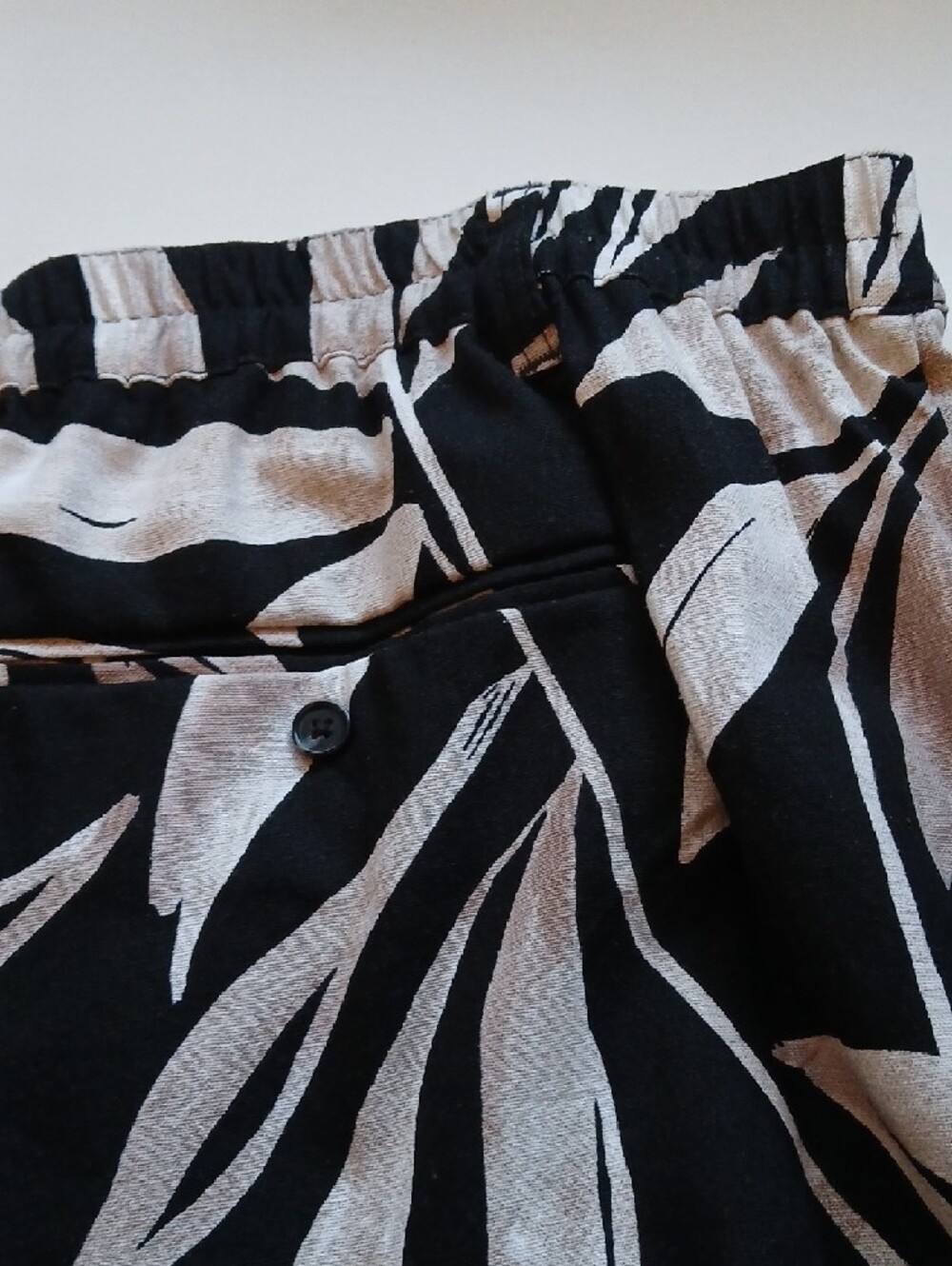 XL Printed Black & Cream Tropical-Leaf High Rise Shorts  60%Rayon 20%Linen Blend - Picture 6 of 10